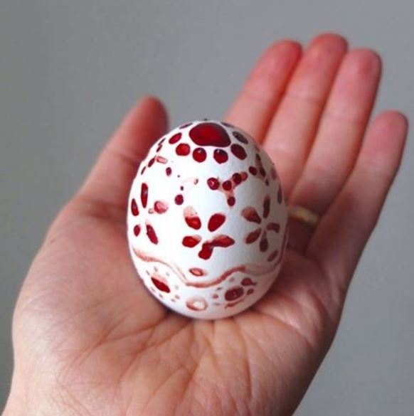 Maria Nordin teki munataideteoksen. Materiaalit kananmuna ja kuukautisveri. Tämän munataideteoksen voi ottaa myös suihin, vähän suolaa päälle ja hyvää on