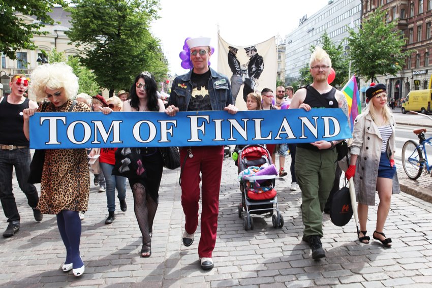 Tom of Finland toimii kiilapoikana Vlad of Russia ja Donald of America tapaamisessa Helsinki Pride kulkueessa