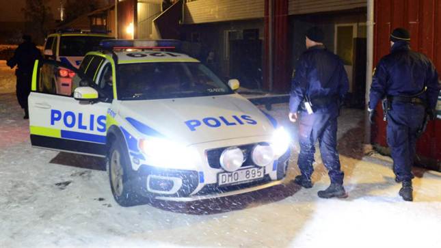 Ruotsin poliisi etsi kiihkeästi terroristia Boliden nimisestä pikkukylästä. Mutta kuin ihmeen kaupalla löytyikin sukellusvene. Sukellusveneen omistajaa tai kansallisuutta ei ole pystytty määrittelemään. Ruotsalainen osaaminen on huippua ja se saa hymyn huulille