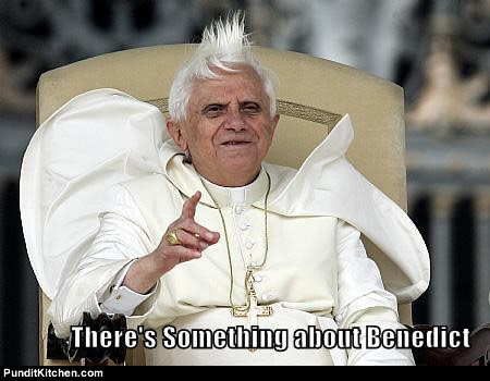 Paavi Benedictus XVI:ssa on sitä jotakin. Kiimainen nainen yritti istua paavin.